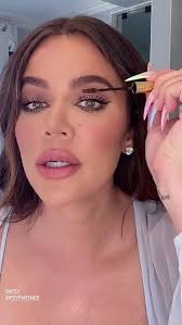 Khloé kardashian's necklace is missing. Khloe Kardashian Posts Filtered Make Up Tutorial As Sisters Embrace Natural Look Aktuelle Boulevard Nachrichten Und Fotogalerien Zu Stars Sternchen