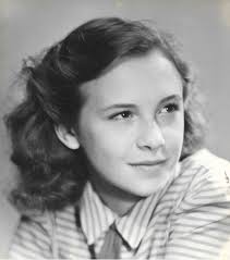 Lorraine Kirkpatrick's Instagram, Twitter & Facebook