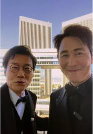 Director Give Flowers to Cast of Squid Game