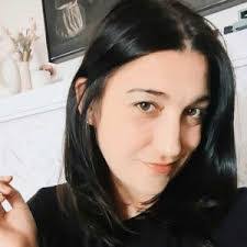 Laura Parker's Instagram, Twitter & Facebook