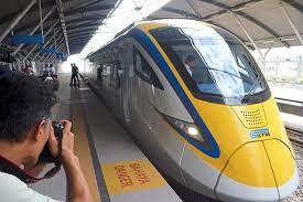 Kalau dulu beli tiket kereta api itu harus mengantri sampai lepek di setasiun, sekarang ini saya sudah bisa beli dari manapun asal ada smartphone dan koneksi internet. Kedah Ke Kl