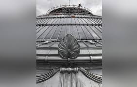 La bourse de commerce est un immeuble de plan circulaire recouvert d'un dôme sur la rue des viarmes dans le 1er arrondissement de paris. A Paris Le Chantier De La Bourse De Commerce Devoile