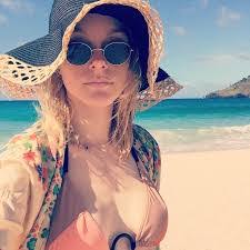 Jessica Beach's Instagram, Twitter & Facebook