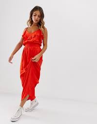 On optera pour du rouge pour sublimer encore plus le bronzage, ou encore pour une robe bleu, qu'il soit. Pimkie Robe Longue A Volants Rouge Asos