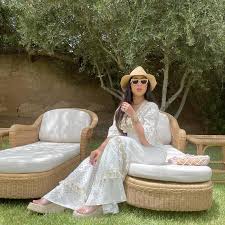 وتمضي حالياً دنيا كغيرها من النجمات الأوقات. Ncr8xdafvqugom