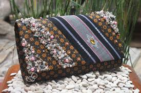 A Classic Look Of Truntum Batik And Ntb Tenun Embellished With Stones And Beads Clutchbag Clutch Batikbag Indonesia Ethnicbag Tradit Tas Tenunan Ide