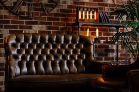 This week we offer up ideas for decorating exposed brick walls without drilling. Using Brick Walls As A Design Element