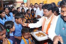 भानपुरी में आयोजित शाला प्रवेश उत्सव में मंत्री श्री केदार कश्यप एवं सांसद  श्री महेश कश्यप ने नव प्रवेशी बच्चों का स्वागत किया। इस अवसर पर ...