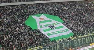 Celem wyrobienia karty kibica lechii gdańsk należy wypełnić wniosek o kartę kibica do pobrania w punktach wyrabiania kart kibica lub tutaj! Fani Lechii Nie Wejda Na Stadion Bo Lokalni Kibice Trzymaja Z Arka Trojmiasto Super Express