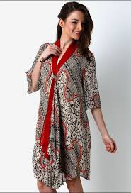 Anda pun tak perlu frustasi dengan bentuk tubuh yang dimiliki. 21 Model Baju Batik Wanita Gemuk Agar Terlihat Langsing