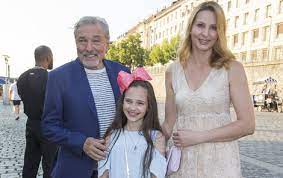 Charlotte ella gottová nastoupila v roce 2012 na první obnovené reálné gymnázium (porg) v se svým otcem karlem gottem nazpívala dva duety v pohádkách anděl páně 2 a když draka bolí hlava poté pro ně napsal richard krajčo píseň srdce. Karel Gott 79 Velky Kseft S Dcerou Ahaonline Cz