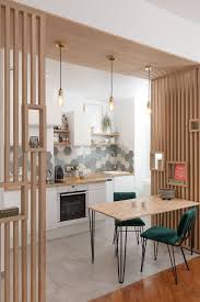 Les meubles noirs contrastent avec le parquet en bois, posés en chevrons, ainsi que le plan en quartz et. Cuisine Moderne 32 Idees Conseils Inspirations