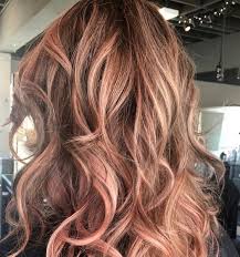 Per i capelli castani andrebbero bene le tonalità calde: Meches Rosa Sui Capelli Castani A Chi Stanno Bene E Come Non Farle Sbiadire Vanity Fair Italia