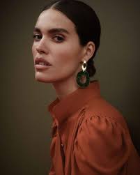 Commanding tones from head to toe. — Des tons affirmés de la tête aux  pieds. — https://exploreus.co/44Y6Dta