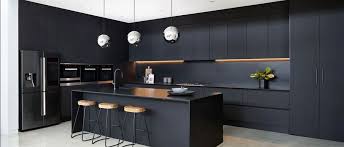 Las cocinas integrales modernas lucen elegantes y a la vez simples, donde la simetría y detalles en formas geométricas en el diseño de los gabinetes que las componen logran una decoración unificada. Cocinas Negras Ideas Para Tener Una Cocina En Negro Llena De Luz