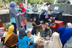 Bakul biasanya digunakan sebagai tempat nasi. Mengembalikan Jarik Sebagai Alat Yang Nyaman Menggendong Bayi Halaman All Kompas Com