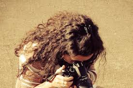 Donna con bei capelli ricci. Come Fare I Capelli Ricci A Casa Da Sola Con Metodi Facili E Veloci