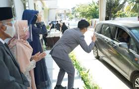 Banyak juga yang menyangka kalau dia itu seorang pahlawan. Melihat Resepsi Pernikahan Drive Thru Di Banyuwangi Republika Online