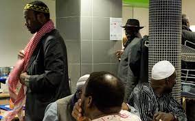 Le secours populaire répond d'abord aux besoins les plus urgents des migrants et réfugiés qui en 2009, notre association a fait l´acquisition d´un véhicule utilitaire en vue de développer la solidarité. Accueil Et Hebergement Des Refugies Ville De Paris