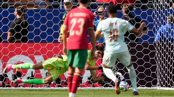 Bono cản phá penalty Mbappe