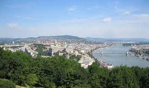 In boedapest liggen de belangrijkste bezienswaardigheden, zoals het koninklijk paleis, het parlement en enkele kerken langs de oevers van de donau. Boedapest Op Maat