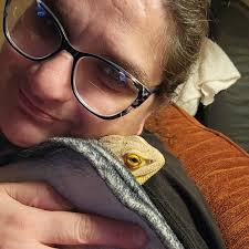 deluxe paperback art reveal ♥️ and now for the *correct* tip-in included in  the deluxe paperback. as always, @madmire_ captured the scene perfectly. we  love to see a protective Tate 😇. make