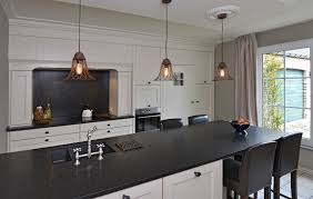 gezellige landelijke keuken met ziteiland en geintegreerde deur keuken keuken renoveren landelijke keuken