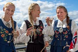 Bunadskjorte antent av stearinlys ved kaffeskjenking over bordet. Nyheter Bunad En Uke Til 17 Mai Sjekk Bunaden Na