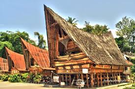 Rumah adat suku batak ini pun memiliki ukiran khas pada interiornya, ada yang berbentuk ular, kerbau, cicak, dan lambang hewan lainnya. 8 Rumah Adat Sumatera Utara Gambar Filosofi Penjelasan Lengkap