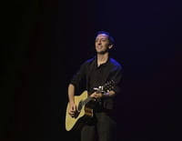 Dans ce spectacle, en partie autobiographique, l'humoriste accorde une large place au thème de la paternité et épingle les petits. Gad Elmaleh Papa Est En Haut