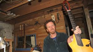 VIDÉOS. Matthieu Chedid, alias M, a craqué pour les guitares fabriquées par  ce luthier breton