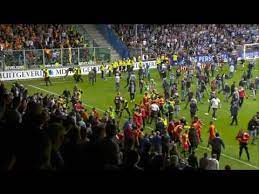 Ik vin de graafschap de mooiste club van nl vinden jullie dat niet nou en je bent voor wie je bent. Fans De Graafschap Vallen Spelers Go Ahead Eagles Aan Youtube