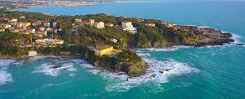 Sul rinomato promontorio di castiglioncello, a 100 metri dal mare, proponiamo in esclusiva di vendita questa importante villa di 482 mq. Agenzia Belvedere Castiglioncello Ville Appartamenti Vendita Affitti Estivi