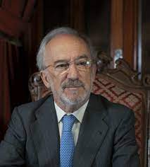 Santiago muñoz machado afirma que seguirá trabajando en la mejora de este diccionario jurídico mano a mano con el colegio de abogados de madrid de la que es colegiado desde hace años. Santiago Munoz Machado Academico Real Academia Espanola