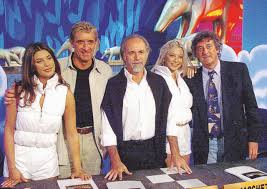 L'11 gennaio 1999 alle ore 2,30 di notte fabrizio de andré muore stroncato da un carcinoma polmonare, all'istituto dei tumori di milano dove era ricoverato da qualche tempo. Antonio Ricci I Segreti Di Grillo Faletti Salvi E L Invidia Di Villaggio Per I Funerali Di De Andre Il Fatto Quotidiano