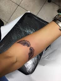 Unele cuprind figura unui înger singur, altele cuprind îngeri însotiti de alte elemente, insa sunt si persoane care prefera sa și tatueze doar aripile acestora. Adelina Pestritu Si A Facut 3 Noi Tatuaje Kfetele