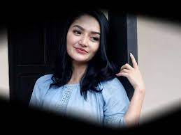 Lagu lagi syantik ini masih berhubungan dengan lagu siti badriah sebelumnya yaitu ketemu mantan dan undangan mantan. Lirik Lagu Lagi Syantik Siti Badriah Siantar Update