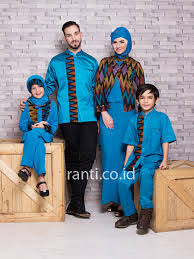 Model baju di atas terlihat simple dengan aksen minimalis pada bagian leher dan juga ujung lengan. 51 Model Baju Batik Seragam Mama Papa Dan Anak 2021 Keren