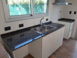 Nuestras mesadas son inertes a humedad, agua, intemperie, liquidos y manchas. Granito Negro Boreal La Combinacion Del Negro Veteado Con Amoblamiento Blanco En Cocina Rapali Piedra Diseno S R L
