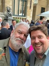 Later als ik groot ben, wil ik @wimopbrouck worden. 💪 Cursus: hoe schud je  een bende verzamelde stijve harken van politici wakker voor een singalong.