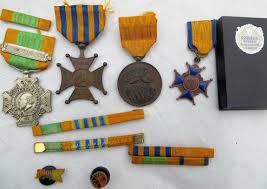 Het kunnen de bij wet ingestelde ridderorden zijn en officiële onderscheidingen die bij koninklijk besluit of ministerieel besluit zijn ingesteld.de aan het koninklijk huis verbonden. Aanwinst November 2014 Achterhoeksmuseum 1940 1945