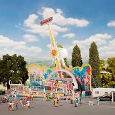Ca pourrait donner du piment a ce manege ;) un bras artificiel comme dans les jeux de fete foraine. Manege Sensations Rainbow Millenium Motorise Foire Ho Faller 140429