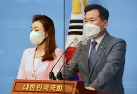 개정된 언론중재법(2009년 8월 7일부터 시행)에 따라 언론보도로 피해를 입은 사람은 언론중재위원회에 조정·중재 신청을 할 수 있습니다. ìœ¤ì„ì—´ ì–¸ë¡ ì¤'ìž¬ë²• ë‚´ìš© ë…ì†Œì¡°í•­ì˜ ì§'í•©ì²´ ë˜ ë‹¤ë¥¸ ì—¬ë¡ ì¡°ìž' í•œê²½ë‹·ì»´