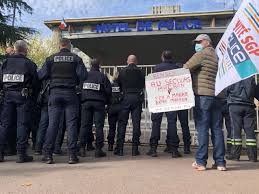 Salle de musculation, rennes à. Les Policiers Se Rassemblent Pour Denoncer L Attaque Du Commissariat De Champigny Sur Marne Actu Rennes