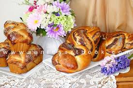 Направете си този кето козунак с шоколад и лешници за предстоящите празници. Kozunak Bulgarian Sweet Easter Bread Recipe Updated Easter Bread Bulgarian Recipes Recipes
