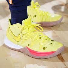nike e nickelodeon criaram versoes do kyrie 5 inspiradas no bob esponja e patrick estrela ja vistas dentro de quadra nos pes de duas nike nike kyrie sneakers