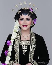 Pilih paes sesuai bentuk wajah. Mengenal 10 Aksesoris Dalam Makna Pernikahan Adat Jawa Dari Paes Alis Menjangan