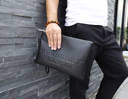 バーバリー ブラックレーベル クラッチバッグ メンズ 偽物 黒 名前柄 型押し 秋冬新品 人気 n級 口コミ スーパーコピーブランド販売 chanel bags clutch