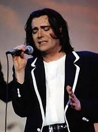 In questa tournée, renato, comincerà a mostrare i suoi costumi che negli anni a seguire diventeranno dei punti di riferimento essenziali nella storia sia di zero che dei suoi fans: Renato Zero Wikiwand