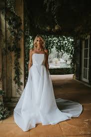 Many styles and fashions cater to women with smaller busts. The Best Wedding Dresses For Big Boobs Big Busts In 2021